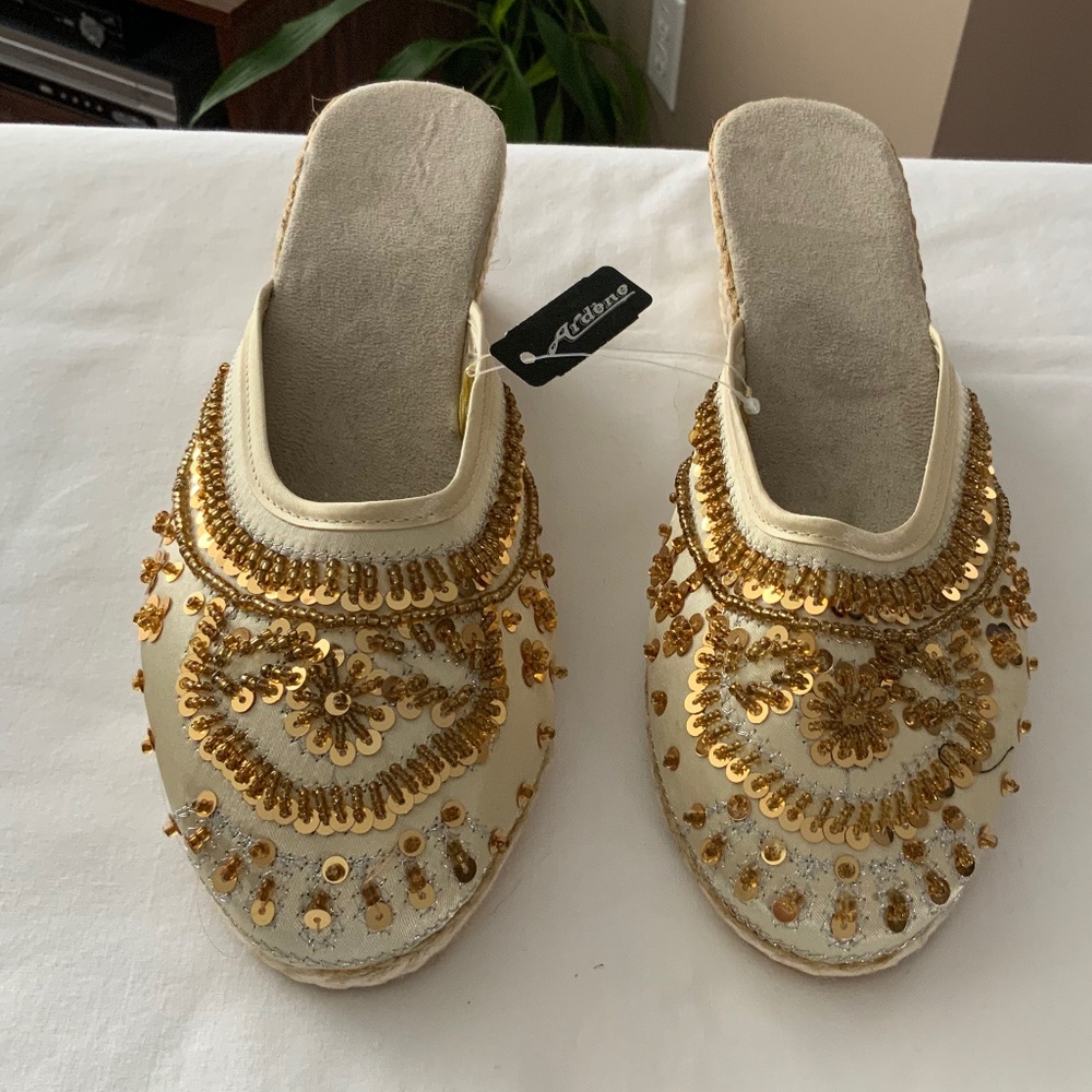 Ladies (new with tags) mule sandals